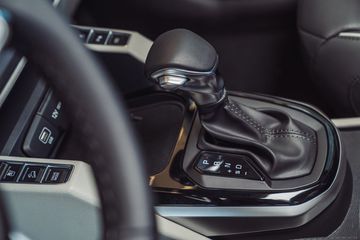 Cần số dạng trụ quen thuộc được trang bị tiêu chuẩn trên tất cả phiên bản.