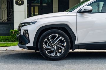 Thiết kế la-zăng Hyundai Tucson 2025 vẫn thể thao với dạng phay xước thời thượng