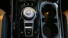 Bệ trung tâm khá tinh tế hài hòa của Kia Carnival 2024