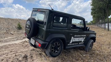 Đuôi xe Suzuki Jimny 2024 đậm chất SUV Off-road với thiết kế lốp dự phòng phía sau