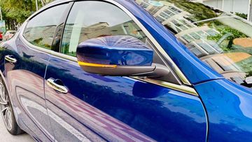 Gương chiếu hậu có tính năng chỉnh điện, gập điện