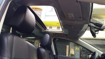 Cửa sổ trời là trang bị tiêu chuẩn trên tất cả phiên bản