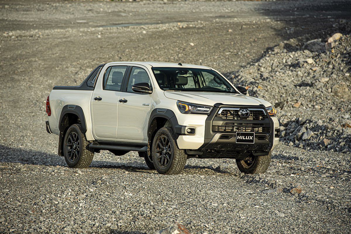 Toyota Hilux hoàn toàn mới đã lột xác thành mẫu bán tải cơ bắp, hầm hố về cả thiết kế lẫn vận hành