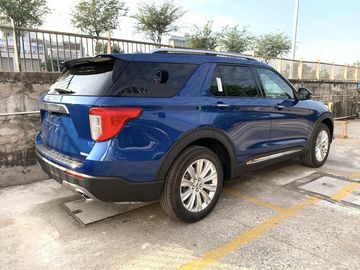 Đuôi xe Ford Explorer 2023 sở hữu form dáng vuông vức nam tính