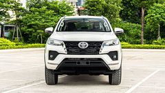 Phần đầu xe Toyota Fortuner 2023 có nhiều điểm khác biệt giữa các phiên bản