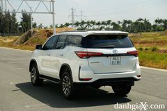 Đuôi xe Fortuner hầm hố hơn với 2 hốc đèn vuốt dọc