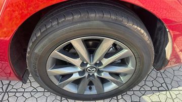 Mâm xe đa chấu cỡ lớn 17 inch trên 2 bản Luxury và Premium