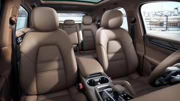 Ghế ngồi trên Porsche Cayenne Coupe 2024 được bọc da êm ái với nhiều tùy chọn màu sắc cho khách hàng