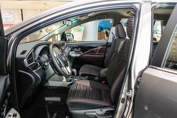 Hàng ghế trước có mặt đệm rộng, tựa lưng ghế ôm lấy thân người, có tác dụng nâng đỡ khá tốt