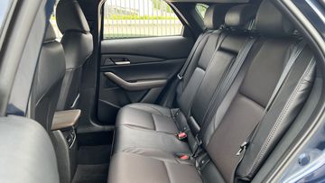 Hàng ghế thứ 2 trên Mazda CX-30 2024 bao gồm đầy đủ tựa đầu 3 vị trí cùng bệ tỳ tay trung tâm tích hợp ngăn đựng cốc tiện dụng