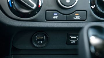 Hyundai i10 2024 được loại bỏ vị trí đặt tẩu hút thuốc ngay dưới cụm điều khiển điều hòa, và thay vào 2 cổng sạc điện thoại kết nối USB