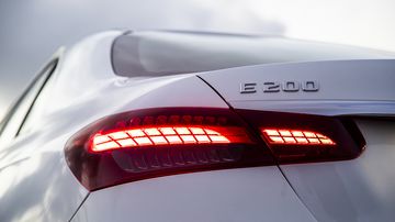 Ở phía sau, cụm đèn hậu LED dạng 3D là điểm nhấn chính trên các phiên bản Mercedes-Benz E-Class 2023.