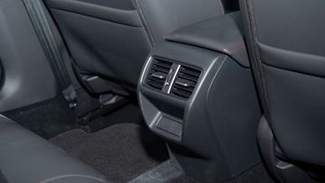 Ngoại trừ bản E, các phiên bản còn lại cũng trang bị đầy đủ cửa gió riêng cho hàng ghế sau