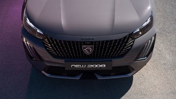 Đầu xe Peugeot 2008 2025 ấn tượng với logo mới kiểu tấm khiên bao bọc lấy tạo hình sư tử quen thuộc