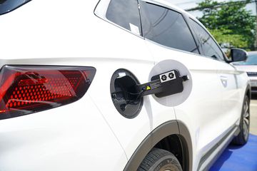 Hệ thống PHEV trên BYD Sealion 6 còn có khối pin Blade dung lượng lên tới 18,3 kWh, có thể tương thích cổng sạc AC, DC hay sạc cầm tay, ngoài ra còn có công nghệ V2L hiện đại