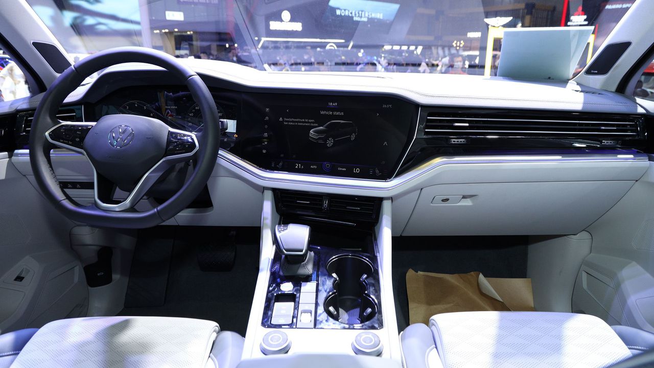 Khoang lái Volkswagen Touareg 2023 sở hữu nét hiện đại, phá cách với thiết kế bảng táp lô nghiêng về phía lái xe