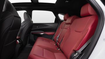 Hàng ghế sau Lexus RX 2023 có thể gập điện hoặc chỉnh điện trên những phiên bản cao cấp