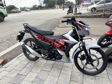 Phần ống xả Suzuki Raider 2023 được bố trí thêm nắp chụp mạ chrome sáng bóng