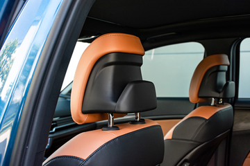 Móc treo đồ được tích hợp vào tựa đầu ghế trước