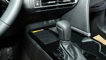 Cổng sạc Toyota Camry 2025 khá đa dạng và bố trí ở nhiều vị trí khác nhau