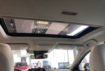 Cửa sổ trời là trang bị đặc biệt chỉ có trên các bản Premium