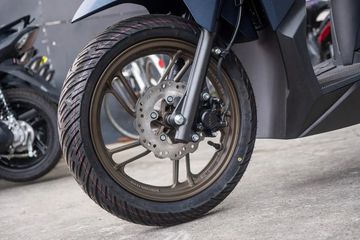 Honda Vario 125 2024 sử dụng hệ thống phanh đĩa trước có thiết kế lượn sóng