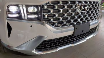 Hốc gió trung tâm mở rộng sơn đen, họa tiết bên trong tạo hình dạng lưới kết hợp viền dưới ốp mạ bạc