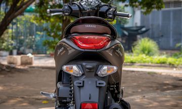 Đuôi xe hài hòa với tổng thể bởi những đường cong nhẹ nhàng theo phong cách tinh giản