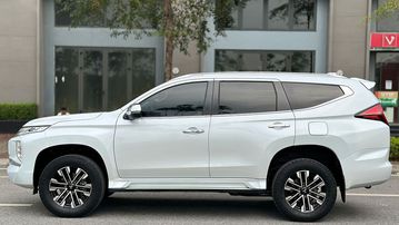 Mitsubishi Pajero Sport 2024 mang đến kiểu dáng bề thế nhờ những đường nét khỏe khoắn, dứt khoát được dập nổi xuyên suốt thân xe