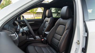 Hàng ghế trước thiết kế ôm thân người ngồi, ghế lái chỉnh điện 10 hướng là trang bị tiêu chuẩn