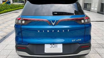 Phần đuôi xe khá giống với mẫu xe “đàn anh” Lux SA 2.0