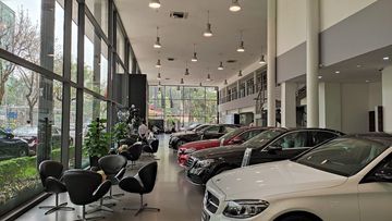 Khu vực trưng bày xe rộng rãi, trang hoàng tại Mercedes-Benz Láng Hạ