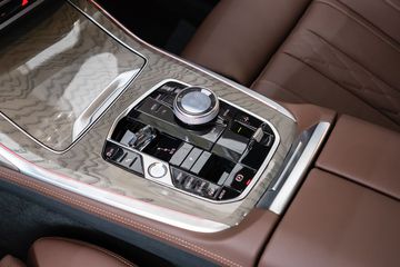 BMW X7 2023 cũng sở hữu khá nhiều hốc để đồ tiện dụng. 