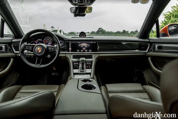 Khoang nội thất Porsche Panamera 2023 vẫn sang trọng với bảng táp lô đối xứng