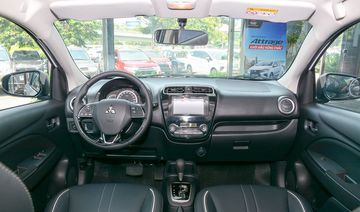Khoang lái của Mitsubishi Attrage 2023 được thiết kế đơn giản để tối ưu hóa không gian mà vẫn có thể đáp ứng tốt các nhu cầu của người dùng