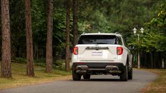 Đuôi xe Ford Explorer lại nhấn mạnh phong cách tối giản