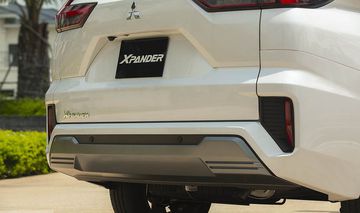 Cản sau mở rộng hơn, chứa phần ốp nhựa sơn màu xám giúp tăng tính vững chãi cũng như sang trọng