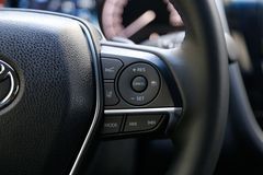 Tất cả phiên bản Toyota Camry 2022 đều trang bị vô lăng bọc da, tích hợp điều khiển âm thanh, đàm thoại rảnh tay, điều khiển giọng nói…