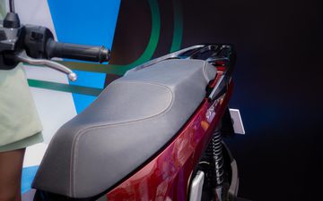 Kiểu yên hơi dốc ra phía trước, gây cảm giác mỏi cho người lái nếu di chuyển đường dài