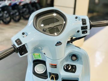 Yamaha Grande 2023 sở hữu mặt đồng hồ điện tử với thiết kế hoàn toàn mới khi được chia thành 2 phần