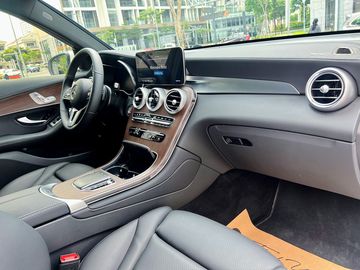 Bản 4MATIC dùng ốp gỗ Walnut, đặc biệt có thêm gói nội thất Exclusive cao cấp hơn