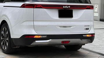 Cản dưới ốp kim loại to bản phối 2 tone màu đen/bạc, thiết kế vuốt lên giúp tăng hiệu quả khí động học