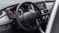 Vô lăng bọc da và ốp nhựa đen bóng thể thao của Mitsubishi Xpander AT