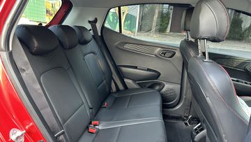 Hàng ghế sau có khoảng trần xe cùng chỗ để chân khá thoáng