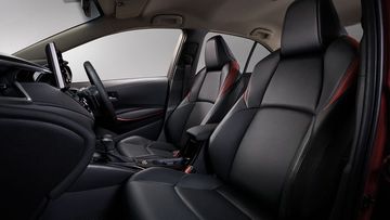
Ghế ngồi Toyota Corolla Altis thế hệ mới được bọc da màu đen tiêu chuẩn. Riêng phiên bản GR Sport sẽ có thêm các đường thêu chỉ nổi màu đỏ, cùng với logo GR nổi bật hơn.
