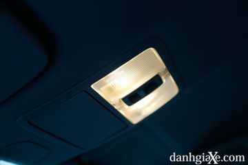 Đèn nội thất trên Toyota Rush 2022 cũng ở mức đủ dùng.