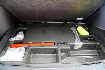 Bên dưới cốp hành lý cũng có các ngăn nhỏ, giúp dễ dàng cất các vật dụng nhỏ