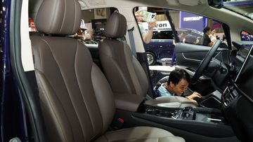Ghế ngồi BYD M6 2025 được bọc da tổng hợp, thiết kế ôm lưng vừa phải