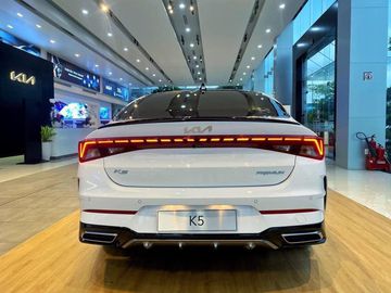 Điểm nhấn phần đuôi xe là dải đèn LED cắt theo phương ngang tạo hiệu ứng đứt đoạn cực kỳ độc đá