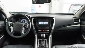 Tổng quan khoang lái Mitsubishi Pajero Sport 2021